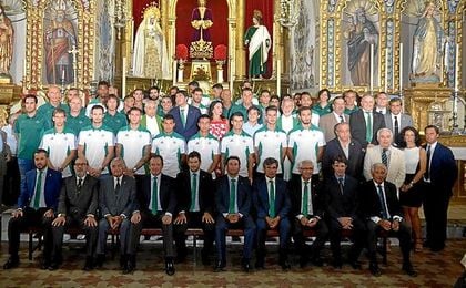 El Betis realizó su ofrenda a Santa Genoveva. El Betis realizó su ofrenda a Santa Genoveva.