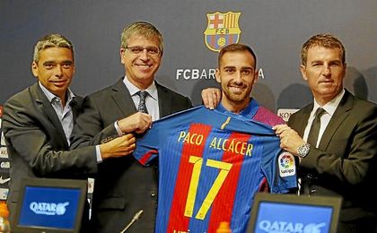 Alcácer, durante su presentación con el Barcelona. Alcácer, durante su presentación con el Barcelona.