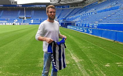 Aleksandar Katai posa con la camiseta del Alavés. Aleksandar Katai posa con la camiseta del Alavés.