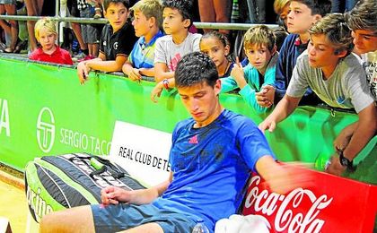 Cachín descansa en un partido en el Club de Tenis Betis. Cachín descansa en un partido en el Club de Tenis Betis.