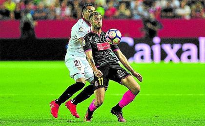 Mercado, en la imagen con Baptistao, vio ante el Espanyol una de las cinco amarillas recibidas. Mercado, en la imagen con Baptistao, vio ante el Espanyol una de las cinco amarillas recibidas.