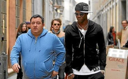 Raiola, junto a Balotelli, otros de sus representados. Raiola, junto a Balotelli, otros de sus representados.
