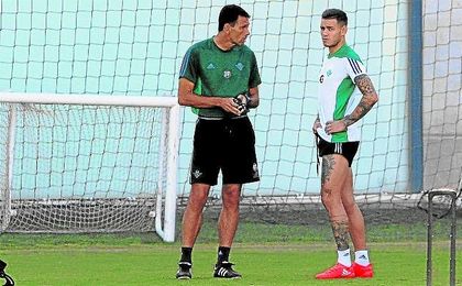 Gustavo Poyet conversa con Sanabria en la sesión de ayer. Gustavo Poyet conversa con Sanabria en la sesión de ayer.