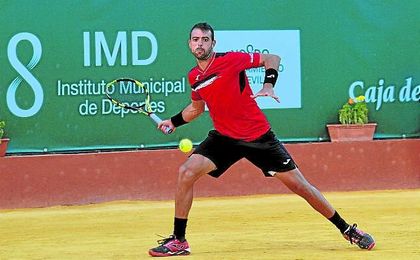 Iñigo Cervantes golpea la bola en el Club de Tenis Betis. Iñigo Cervantes golpea la bola en el Club de Tenis Betis.