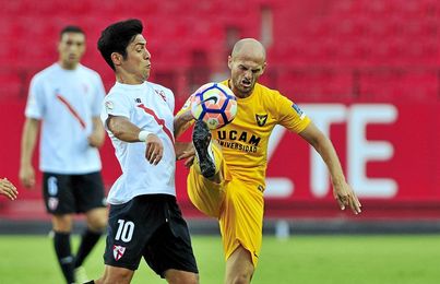 Borja Lasso disputa el balón en el partido ante el UCAM Murcia. Borja Lasso disputa el balón en el partido ante el UCAM Murcia.