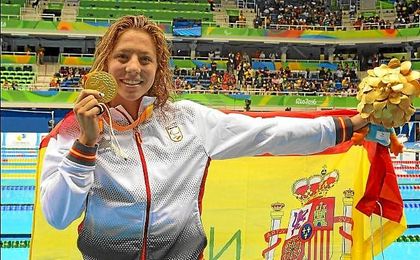 Nuria Marqués posa con su medalla de oro. Nuria Marqués posa con su medalla de oro.