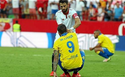 Pareja consuela a Livaja tras el final del partido. Pareja consuela a Livaja tras el final del partido.