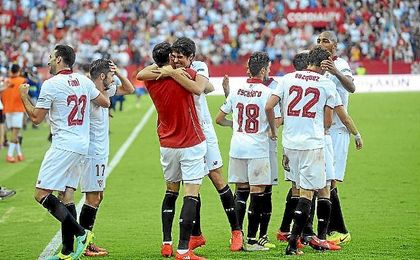 Los nervionenses celebran el gol de la victoria ante Las Palmas. Los nervionenses celebran el gol de la victoria ante Las Palmas.
