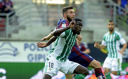 En la imagen, N´Diaye y Borja Bastón, en un lance del Eibar-Betis disputado el pasado curso sobre el césped de Ipurúa. En la imagen, N´Diaye y Borja Bastón, en un lance del Eibar-Betis disputado el pasado curso sobre el césped de Ipurúa.