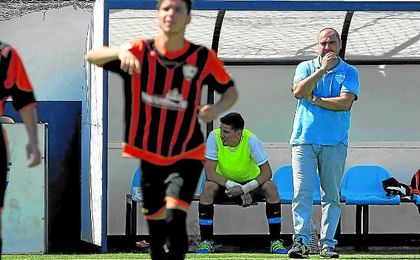 Joaquín Hidalgo sigue con atención el partido jugado el pasado domingo en el Antonio Almendro. Joaquín Hidalgo sigue con atención el partido jugado el pasado domingo en el Antonio Almendro.
