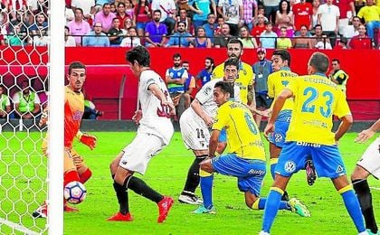 Carlos Fernández anotó el sábado el tercer gol del Sevilla este curso tras botar un córner. Carlos Fernández anotó el sábado el tercer gol del Sevilla este curso tras botar un córner.