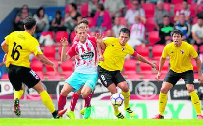 El sevillista Cotán, disputando un balón en el último encuentro frente al Lugo. El sevillista Cotán, disputando un balón en el último encuentro frente al Lugo.