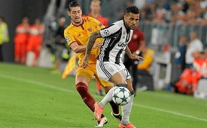 Escudero y Alves pelean un balón en el Juventus Stadium. Escudero y Alves pelean un balón en el Juventus Stadium.