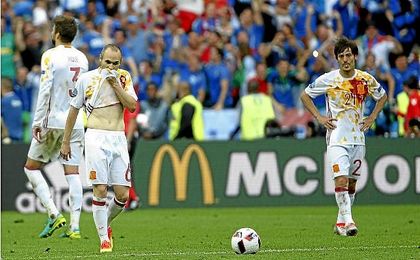 Silva e Iniesta se lamentan durante la derrota ante Italia en la Eurocopa. Silva e Iniesta se lamentan durante la derrota ante Italia en la Eurocopa.