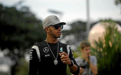 Hamilton pasea por los aledaños del Gran Premio de Singapur. Hamilton pasea por los aledaños del Gran Premio de Singapur.