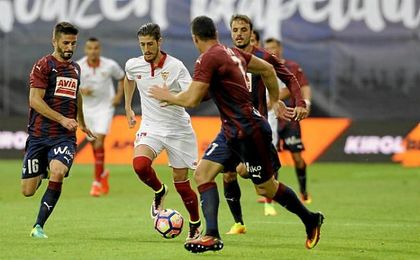 A pesar de jugar con dos más, los hispalenses no fueron capaces de imponerse en Ipurúa. A pesar de jugar con dos más, los hispalenses no fueron capaces de imponerse en Ipurúa.