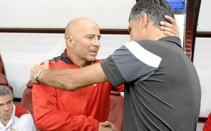 Sampaoli, saludando a Mendilibar. Sampaoli, saludando a Mendilibar.