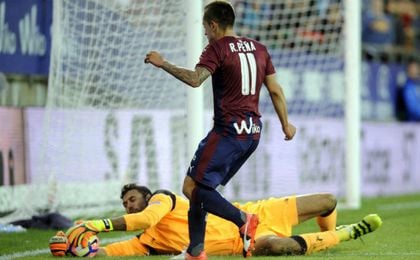 Sirigu, haciendo una de sus paradas en el partido ante Peña. Sirigu, haciendo una de sus paradas en el partido ante Peña.