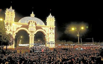Imagen del alumbrado de la portada en la Feria de Abril de 2016. Imagen del alumbrado de la portada en la Feria de Abril de 2016.