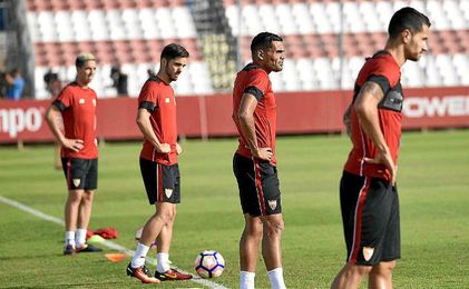 Varios jugadores del Sevilla durante el entrenamiento. Varios jugadores del Sevilla durante el entrenamiento.