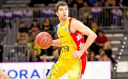 Stojanovski disputa un partido con Macedonia. Stojanovski disputa un partido con Macedonia.