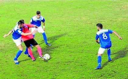 Los astigitanos Núñez, Juanito y Manu Reina rodean al panadero Gonzalo el pasado domingo. Los astigitanos Núñez, Juanito y Manu Reina rodean al panadero Gonzalo el pasado domingo.