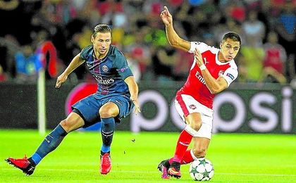 Krychowiak persigue a Alexis Sánchez en un encuentro de Liga de Campeones de esta temporada. Krychowiak persigue a Alexis Sánchez en un encuentro de Liga de Campeones de esta temporada.