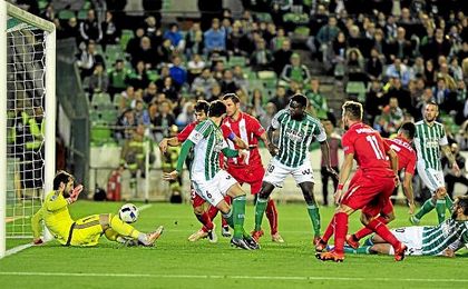 El balón, a punto de entrar en la portería en uno de los derbis de la pasada temporada. El balón, a punto de entrar en la portería en uno de los derbis de la pasada temporada.