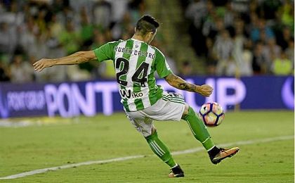 Rubén Castro, golpea una pelota ante el Granada. Rubén Castro, golpea una pelota ante el Granada.