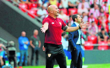Sampaoli, en la banda de San Mamés. Sampaoli, en la banda de San Mamés.