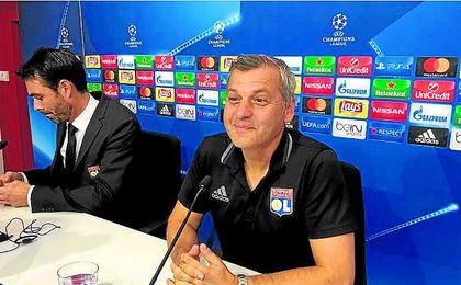 Bruno Genesio durante la rueda de prensa en el Sánchez Pizjuán. Bruno Genesio durante la rueda de prensa en el Sánchez Pizjuán.