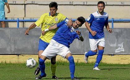 El azulino Juanito, que abrió el marcador con un golazo, es sujetado por el capitán coriano Israel. El azulino Juanito, que abrió el marcador con un golazo, es sujetado por el capitán coriano Israel.