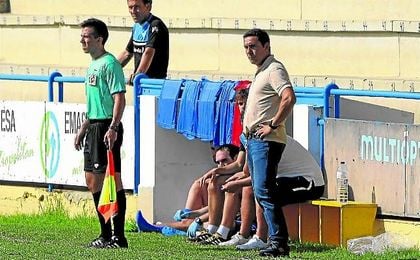 Juan Carlos Gómez, entrenador del Écija, pendiente de sus jugadores en un lance del Coria-Écija. Juan Carlos Gómez, entrenador del Écija, pendiente de sus jugadores en un lance del Coria-Écija.