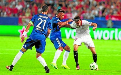 Franco Vázquez, presionado por dos rivales. Franco Vázquez, presionado por dos rivales.