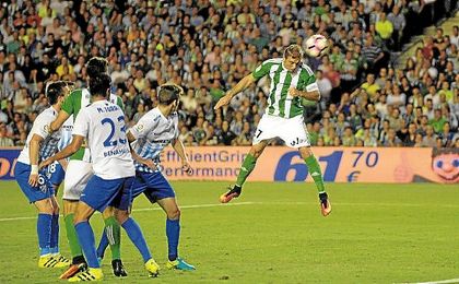 El de cabeza es de los remates menos realizados por el Betis por ahora, pero dio la victoria con el Málaga. El de cabeza es de los remates menos realizados por el Betis por ahora, pero dio la victoria con el Málaga.