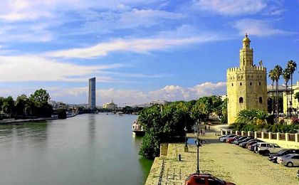 La mujer fue salvada por la Policía Nacional cuando se ahogaba en el Río Guadalquivir. La mujer fue salvada por la Policía Nacional cuando se ahogaba en el Río Guadalquivir.