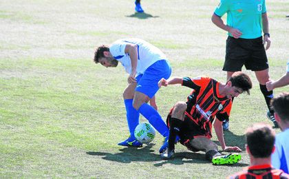 Lance del Alcalá-Lebrijana disputado el pasado domingo, que finalizó con empate a uno. Lance del Alcalá-Lebrijana disputado el pasado domingo, que finalizó con empate a uno.
