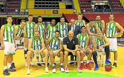 El Real Betis Baloncesto se hizo ayer la tradicional foto de grupo de inicio de curso. El Real Betis Baloncesto se hizo ayer la tradicional foto de grupo de inicio de curso.