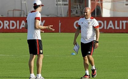 Sampaoli, junto a Matías Manna, en un entrenamiento. Sampaoli, junto a Matías Manna, en un entrenamiento.