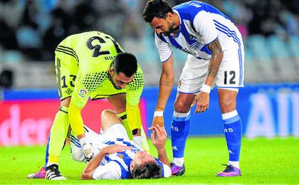Antonio Adán preocupándose por la situación de Oyarzábal Antonio Adán preocupándose por la situación de Oyarzábal