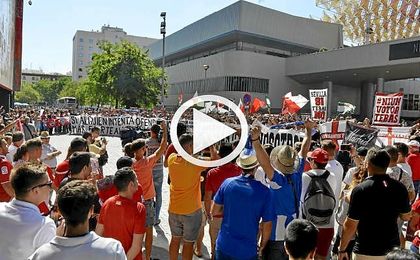 Protesta de las peñas del Sevilla: "Con Tebas o con nosotros" Protesta de las peñas del Sevilla: "Con Tebas o con nosotros"