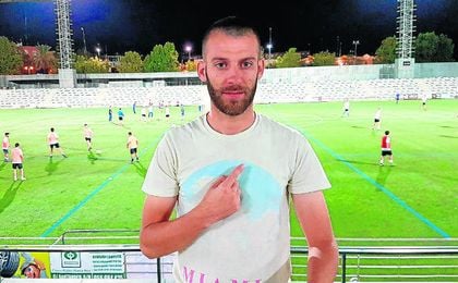 Rubén Rodríguez posa en el Nuevo Estadio Ciudad de Alcalá. Rubén Rodríguez posa en el Nuevo Estadio Ciudad de Alcalá.