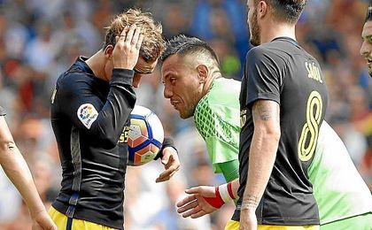 Gabi y Griezmann dos nuevas víctimas de Diego Alves. Gabi y Griezmann dos nuevas víctimas de Diego Alves.