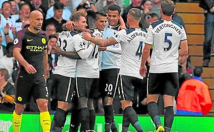 los jugadores del Tottenham Hotspur celebran uno de los goles ante el City. los jugadores del Tottenham Hotspur celebran uno de los goles ante el City.
