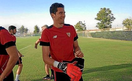 David Soria, sonriente, en el entrenamiento de hoy. David Soria, sonriente, en el entrenamiento de hoy.