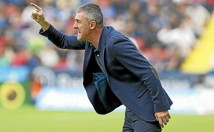 Lucas Alcaraz dirigiendo un encuentro con el Levante. Lucas Alcaraz dirigiendo un encuentro con el Levante.