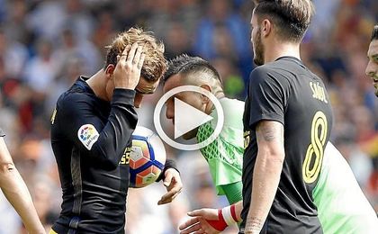 Alves se dirige a Griezmann justo antes de que el francés le lance el penalti que detuvo el brasileño. Alves se dirige a Griezmann justo antes de que el francés le lance el penalti que detuvo el brasileño.