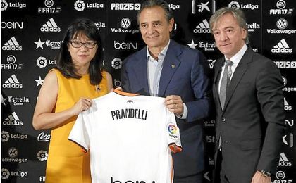 Cesare Prandelli, presentado como nuevo técnico del Valencia. Cesare Prandelli, presentado como nuevo técnico del Valencia.