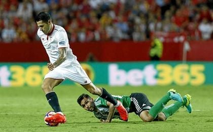 Sevilla y Betis llegan al parón liguero en posiciones muy diferentes. Sevilla y Betis llegan al parón liguero en posiciones muy diferentes.