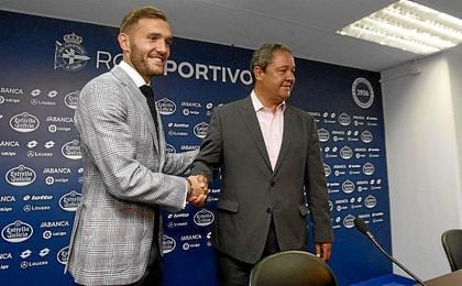 Lucas Pérez, durante la rueda de prensa de despedida del Deportivo. Lucas Pérez, durante la rueda de prensa de despedida del Deportivo.